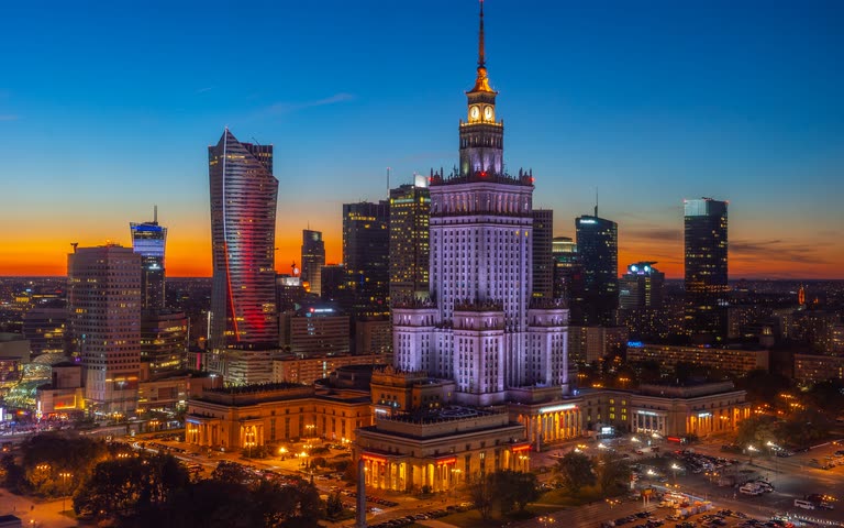 Pałac Kultury i Nauki oraz wieżowce warszawskiego centrum o niebieskiej godzinie